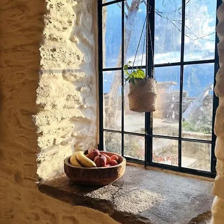 Earthy: A Rustic Abode W/ Garden And Sea Views Istérnia