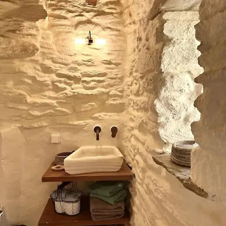 Earthy: A Rustic Abode W/ Garden And Sea Views Istérnia
