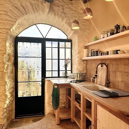 Earthy: A Rustic Abode W/ Garden And Sea Views Istérnia